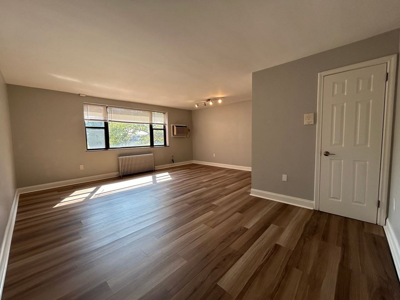 Royal Garden Apartments - Photo 4 of 22