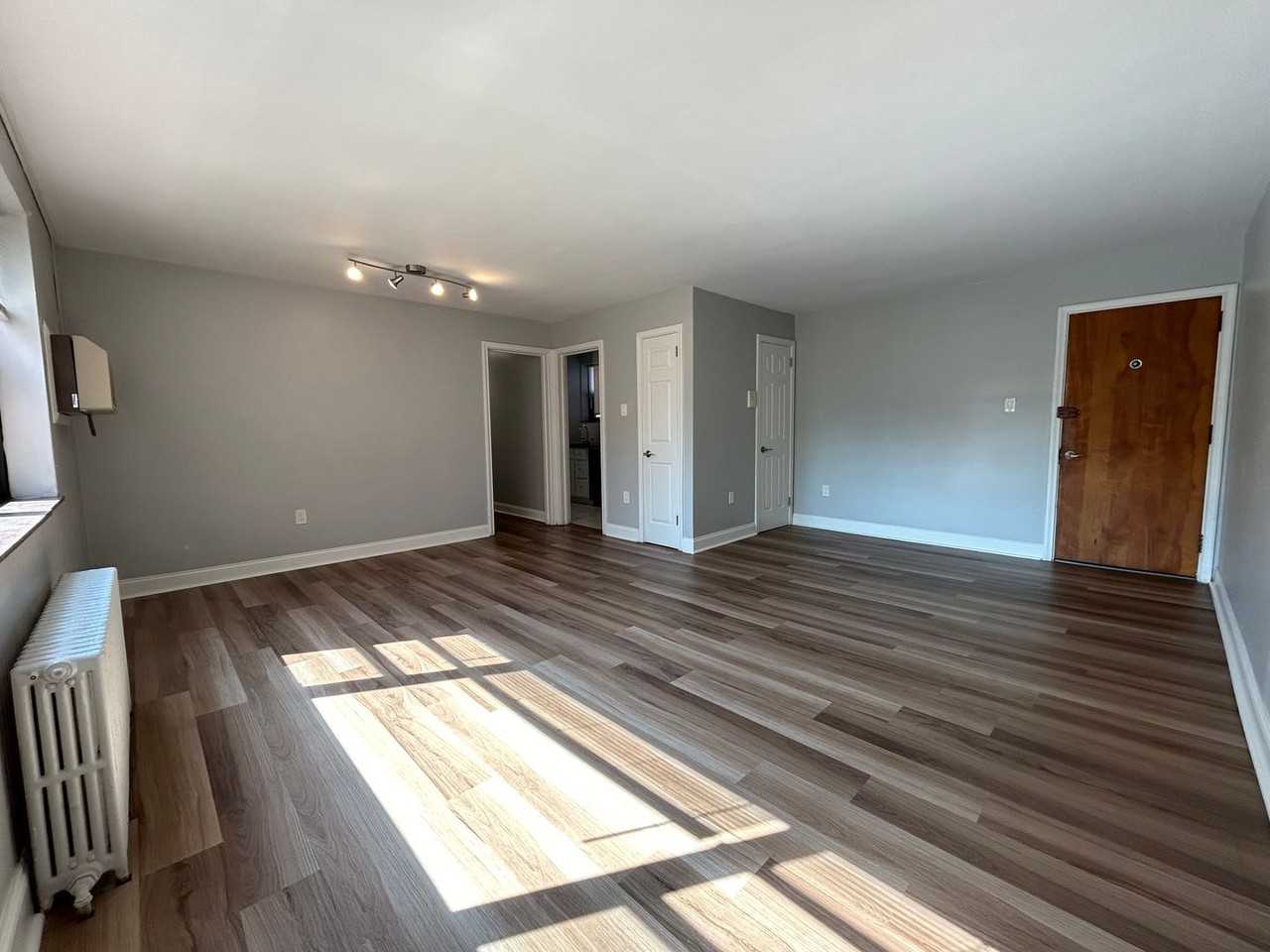 Royal Garden Apartments - Photo 5 of 22