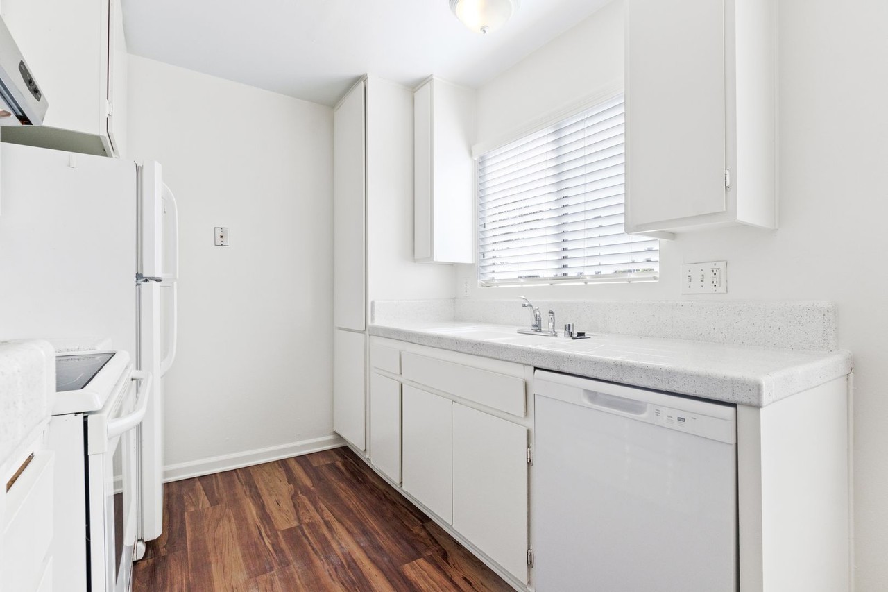 San Remo Court - Photo 7 of 26