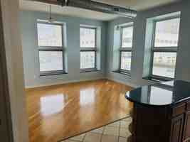 featured image of 10 W Huron St