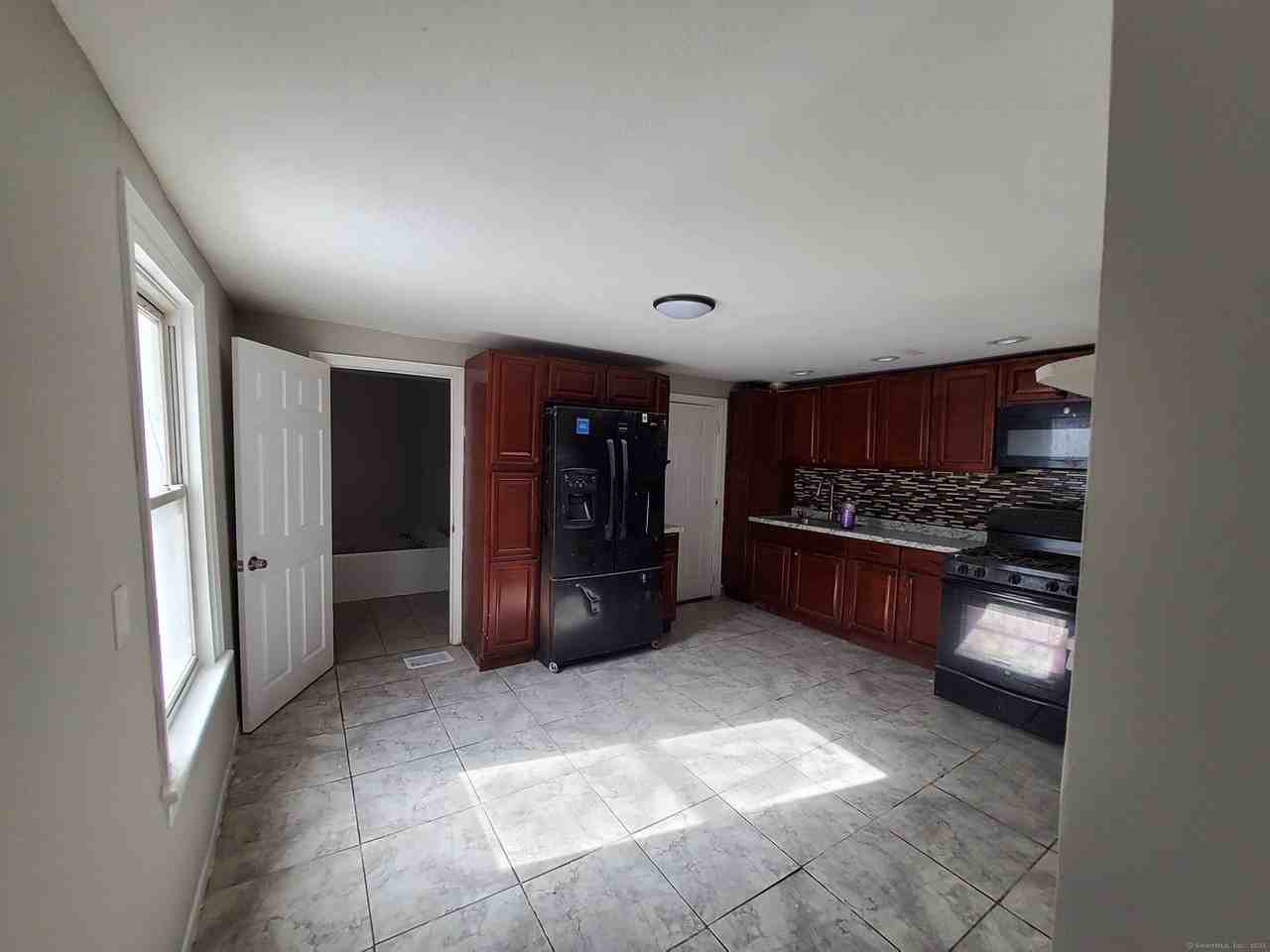 52 Daggett St - Photo 3 of 10