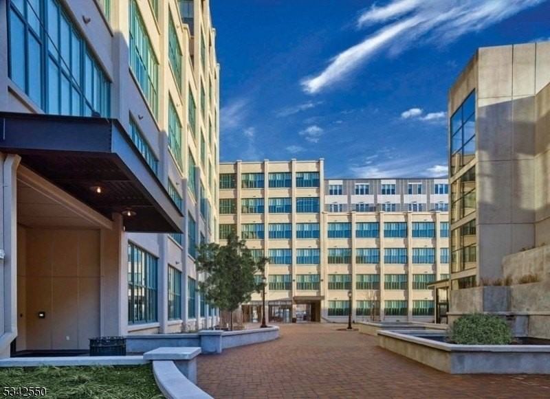 33 Ashland Ave #PH18