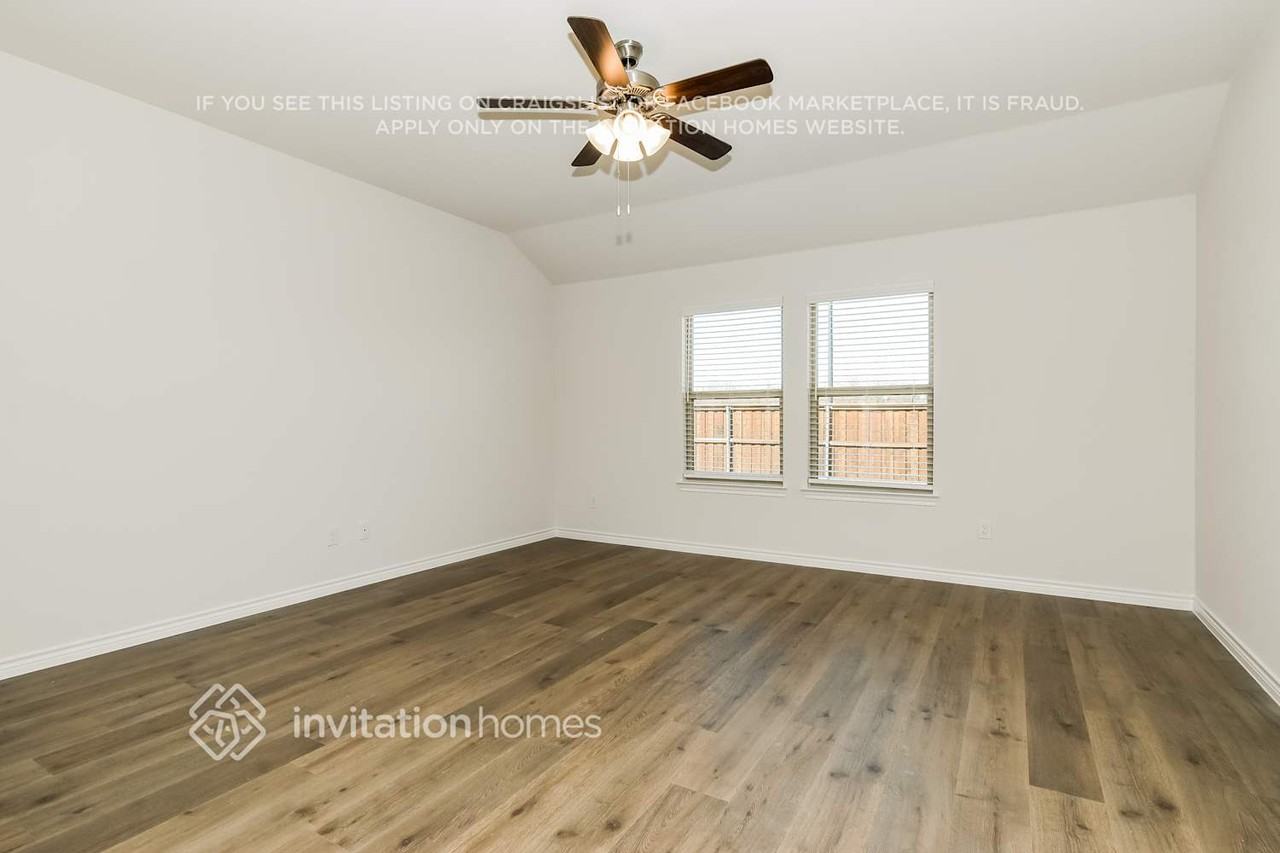 3833 Kenworth Ln - Photo 3 of 17