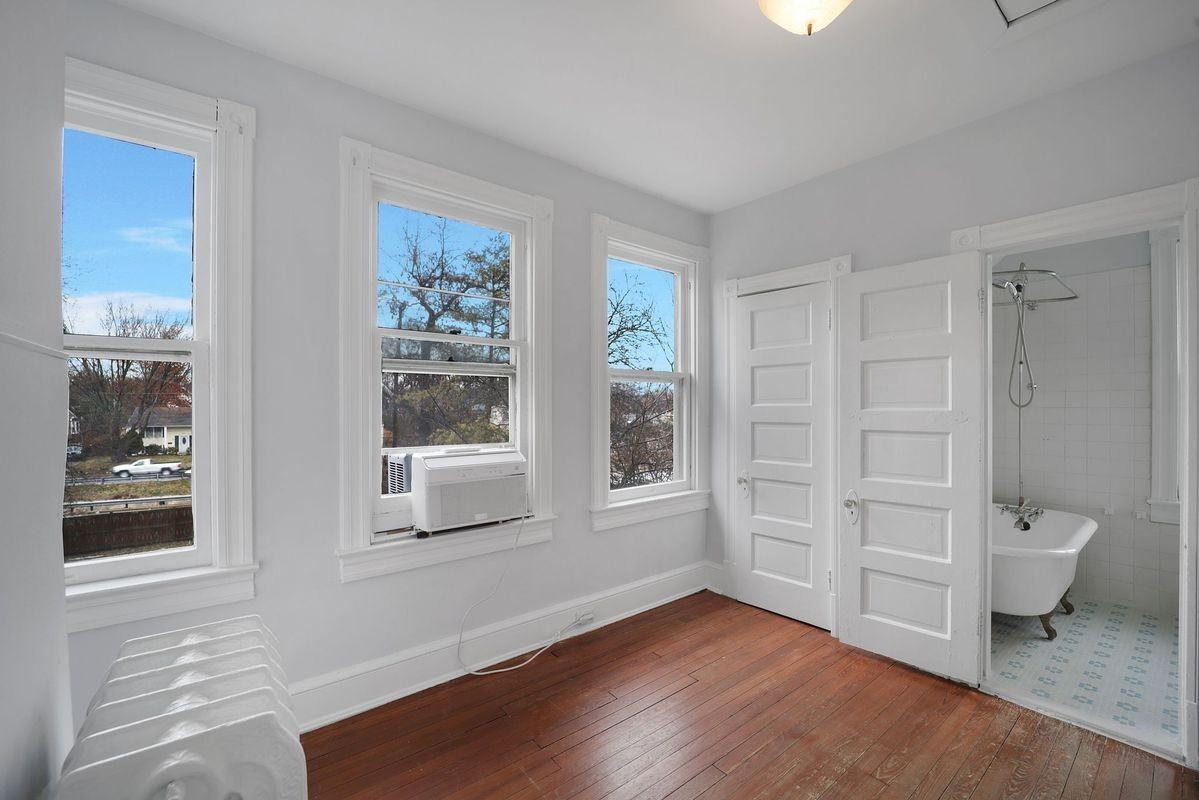 4906 Queensbury Rd - Photo 2 of 31