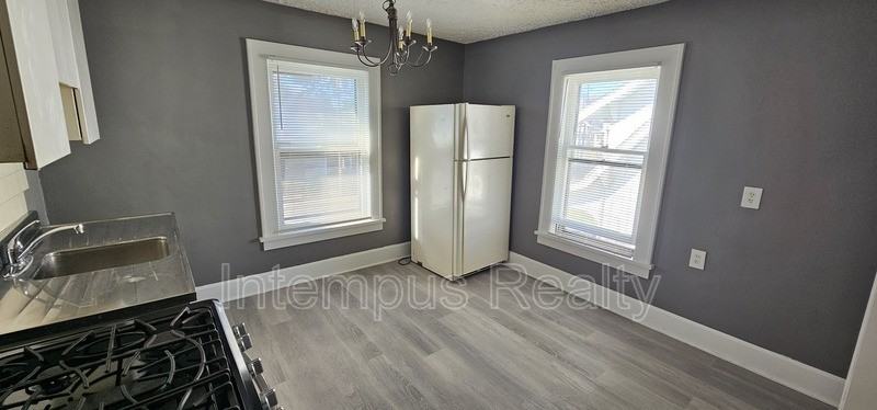 916 Roslyn Ave Sw Uppr - Photo 3 of 9