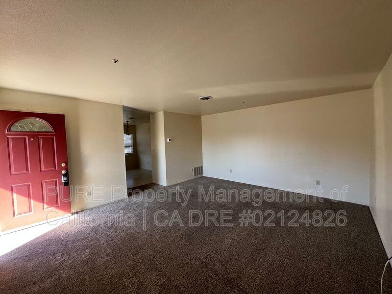 925 S Oak St - Photo 3 of 13