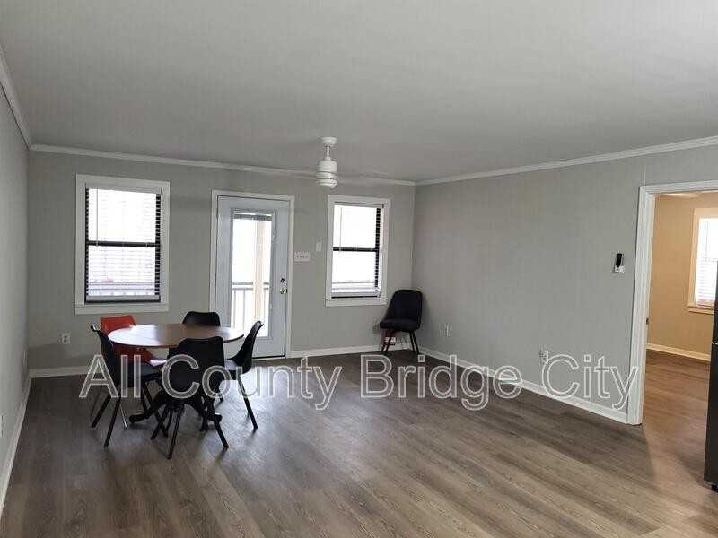 2002A Hampton Shores Dr - Photo 2 of 12