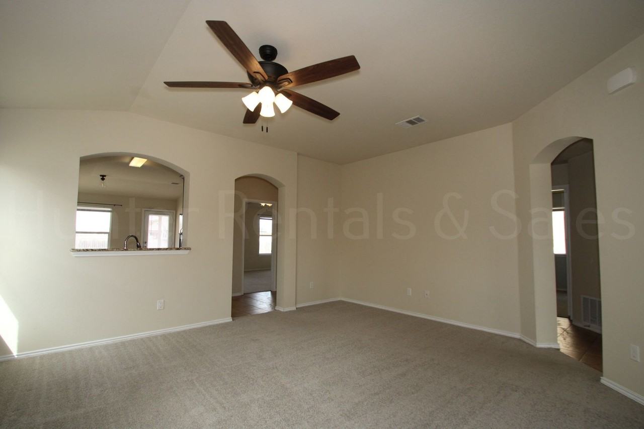 5303 Frisco Dr - Photo 4 of 28
