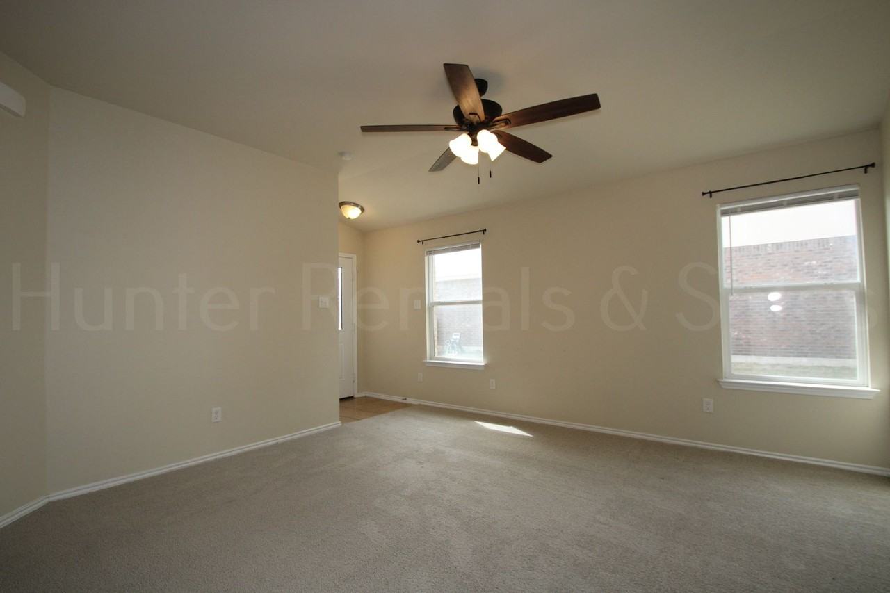 5303 Frisco Dr - Photo 7 of 28
