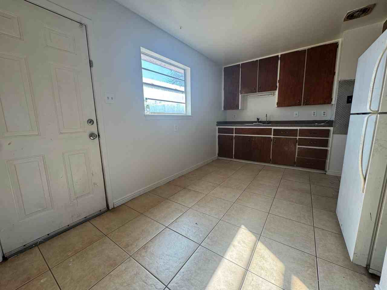 613 South Hemlock Avenue - Photo 3 of 11