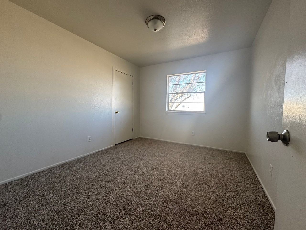 613 South Hemlock Avenue - Photo 5 of 11