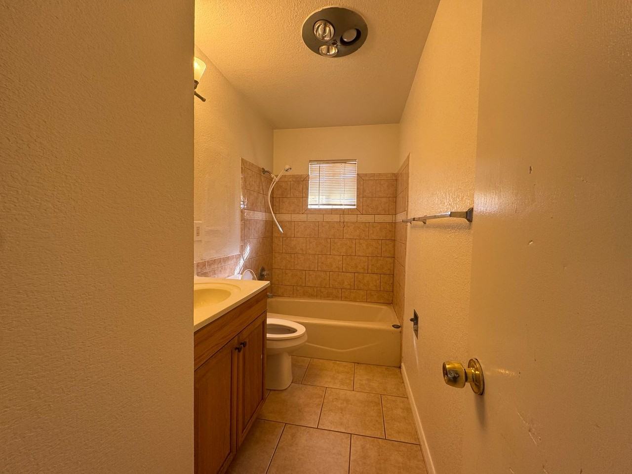 613 South Hemlock Avenue - Photo 6 of 11