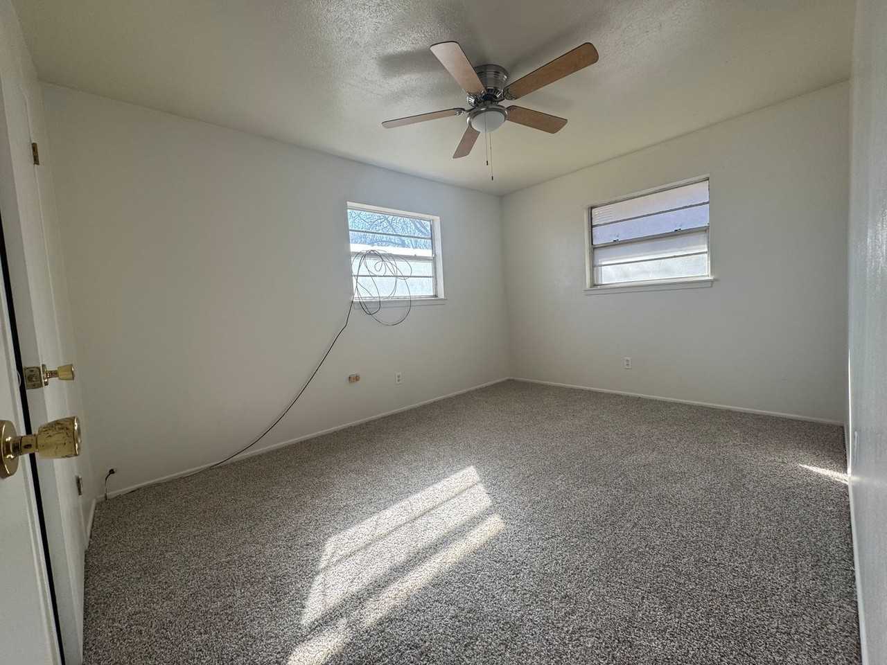 613 South Hemlock Avenue - Photo 7 of 11