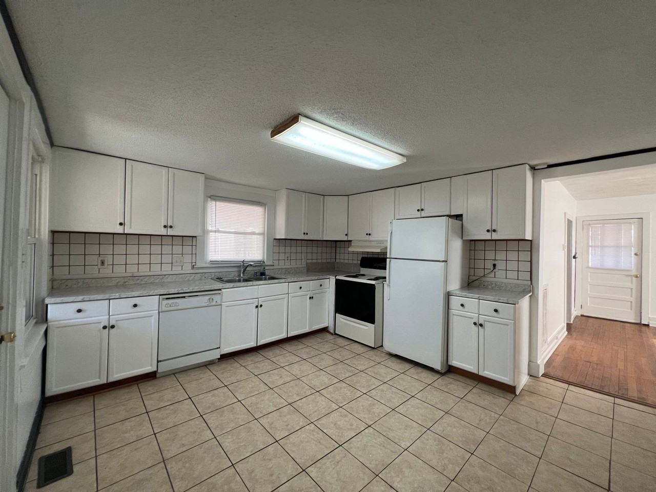 224 Howard St - Photo 4 of 16