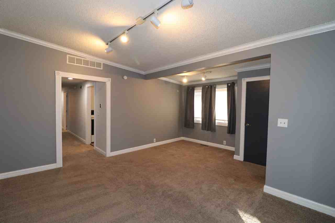 403 W 4th St - Photo 3 of 19