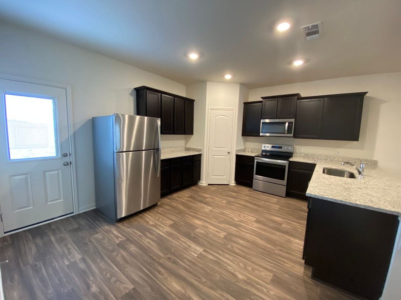 105 Brunswick Ln - Photo 7 of 33