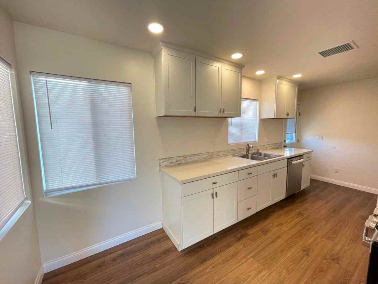 5215 Waring Rd - Photo 7 of 24