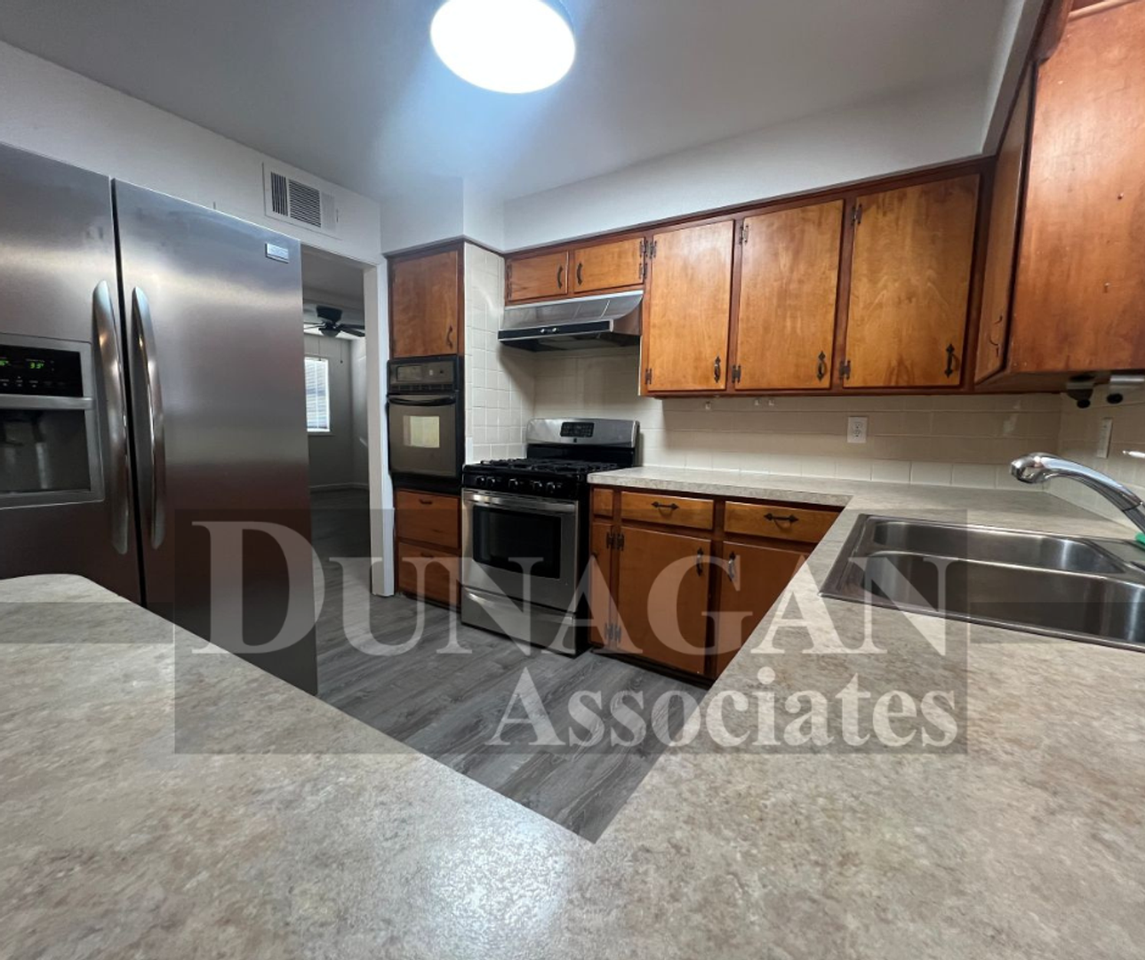 1202 W Ash St - Photo 2 of 16