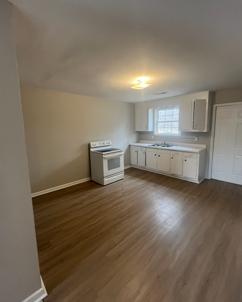 727 S Main St - Photo 4 of 8
