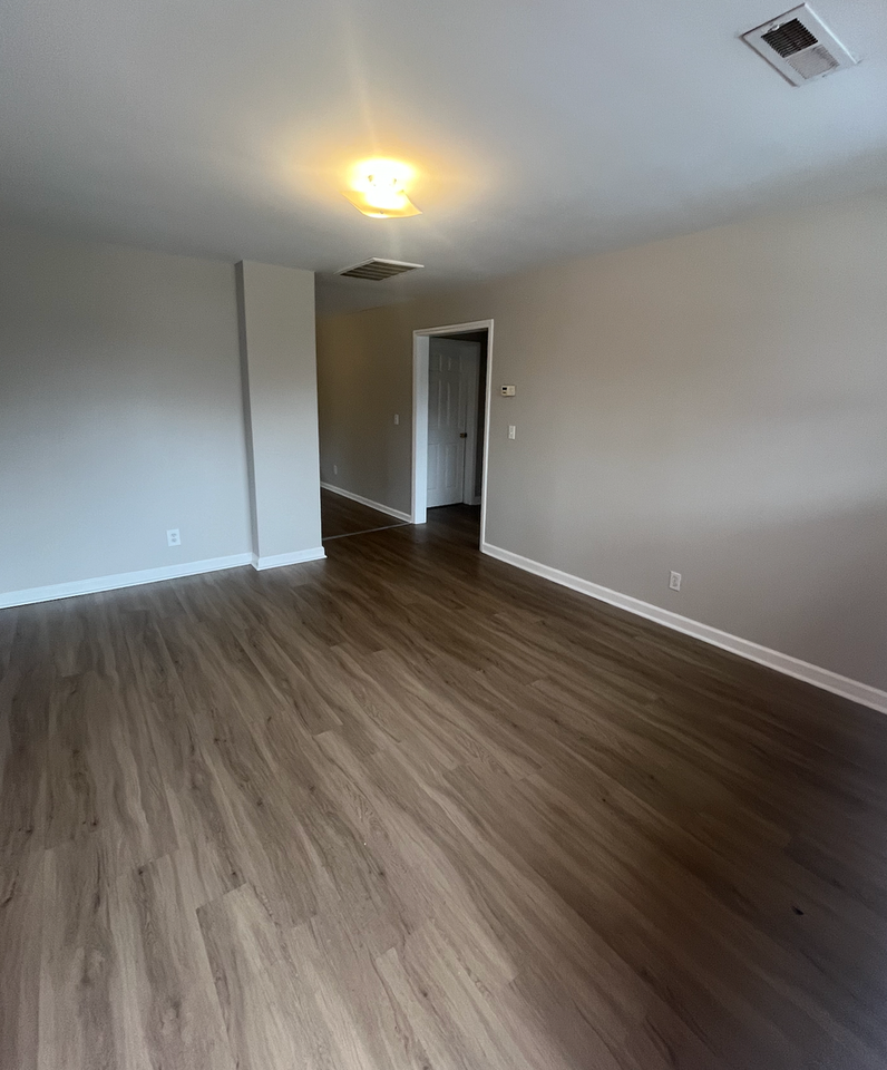 727 S Main St - Photo 5 of 8