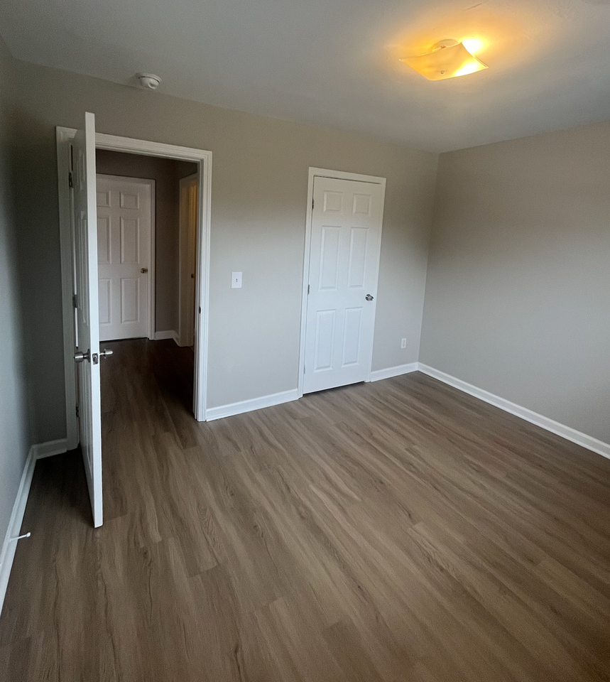 727 S Main St - Photo 7 of 8