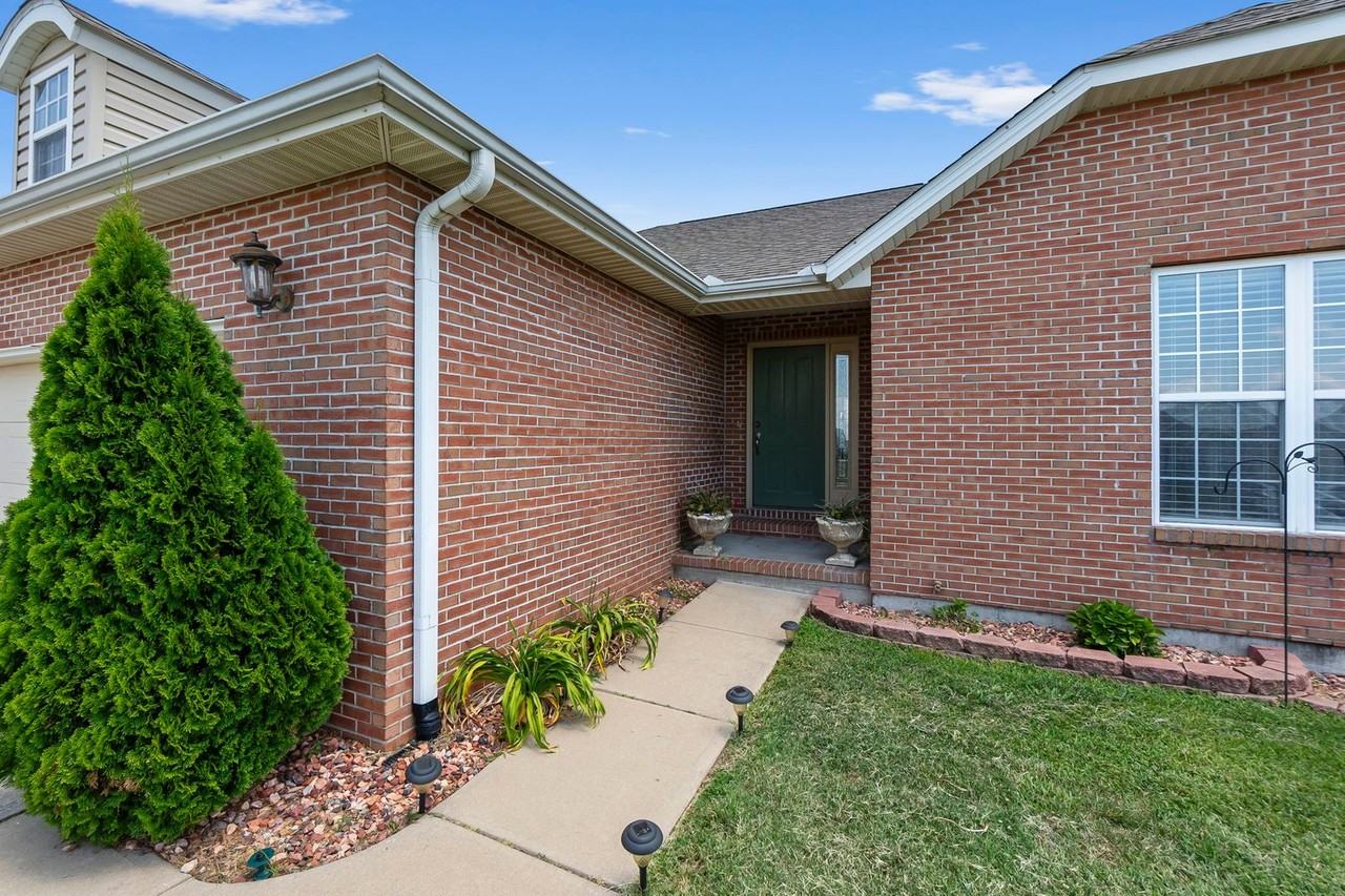 1330 Holly Dr - Photo 3 of 31