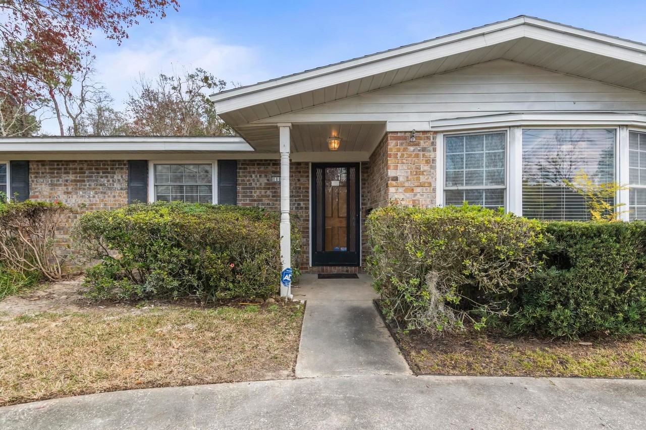 1111 Jamaica Rd E - Photo 3 of 50