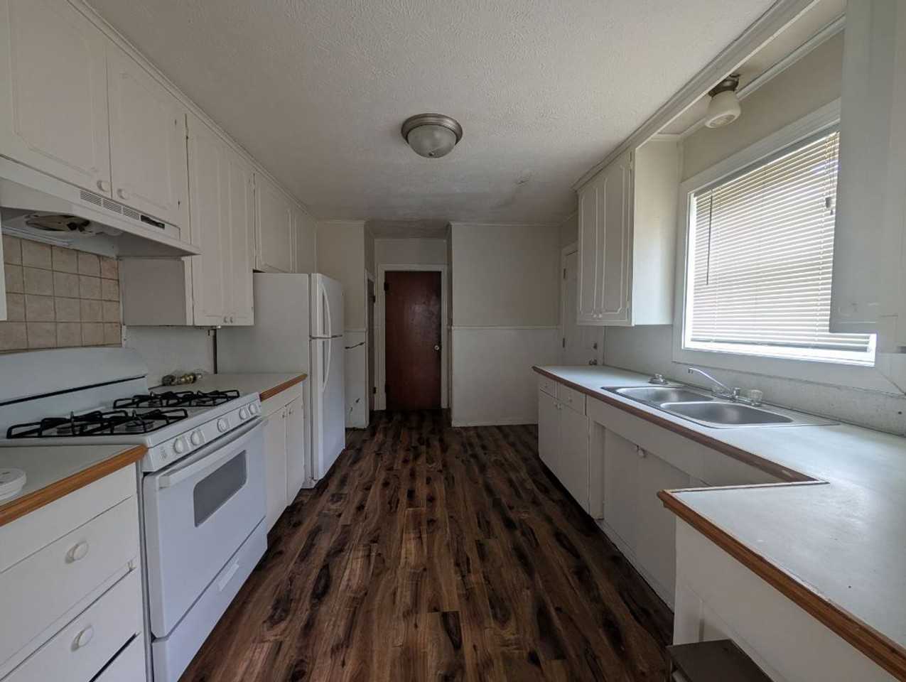 1819 Locust St - Photo 3 of 7