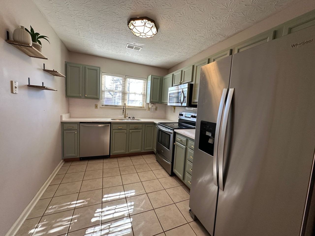 324 Pleasant Pointe Dr - Photo 4 of 18