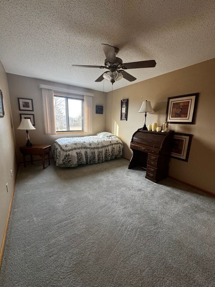 929 Circle Dr - Photo 2 of 9