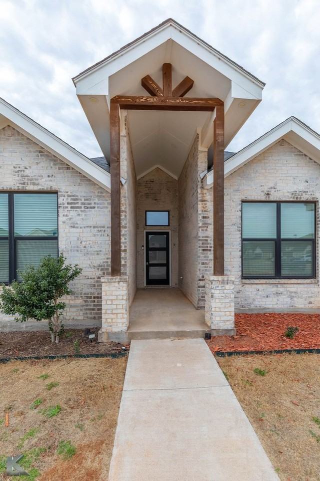 4625 Seals Ln - Photo 2 of 32