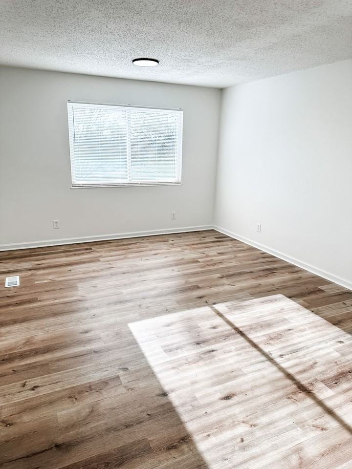 1719 Hazen St - Photo 4 of 12