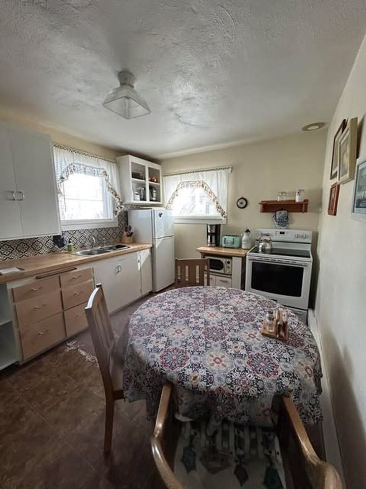 1900 1/2 S Jackson St - Photo 3 of 10