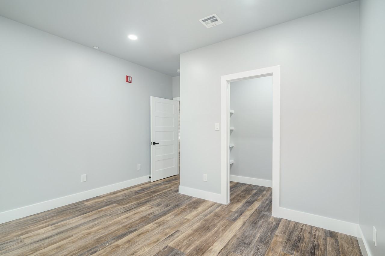 342 West Queen Lane - Photo 5 of 19