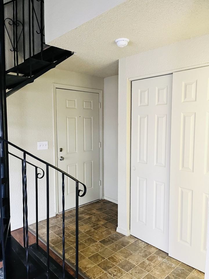 1025 W Entiat Ave - Photo 2 of 13