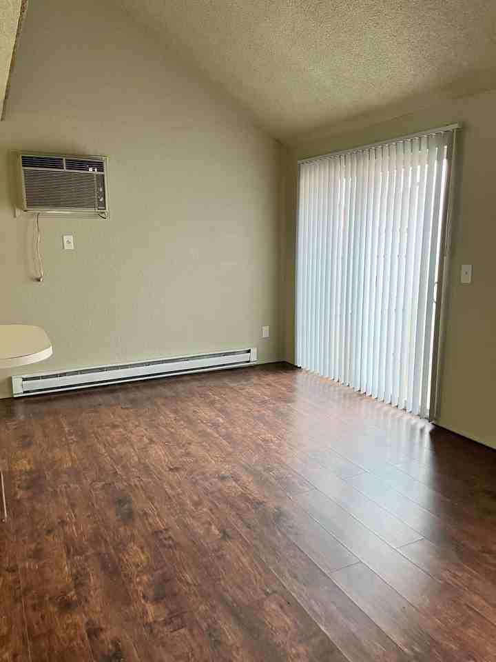 1025 W Entiat Ave - Photo 3 of 13