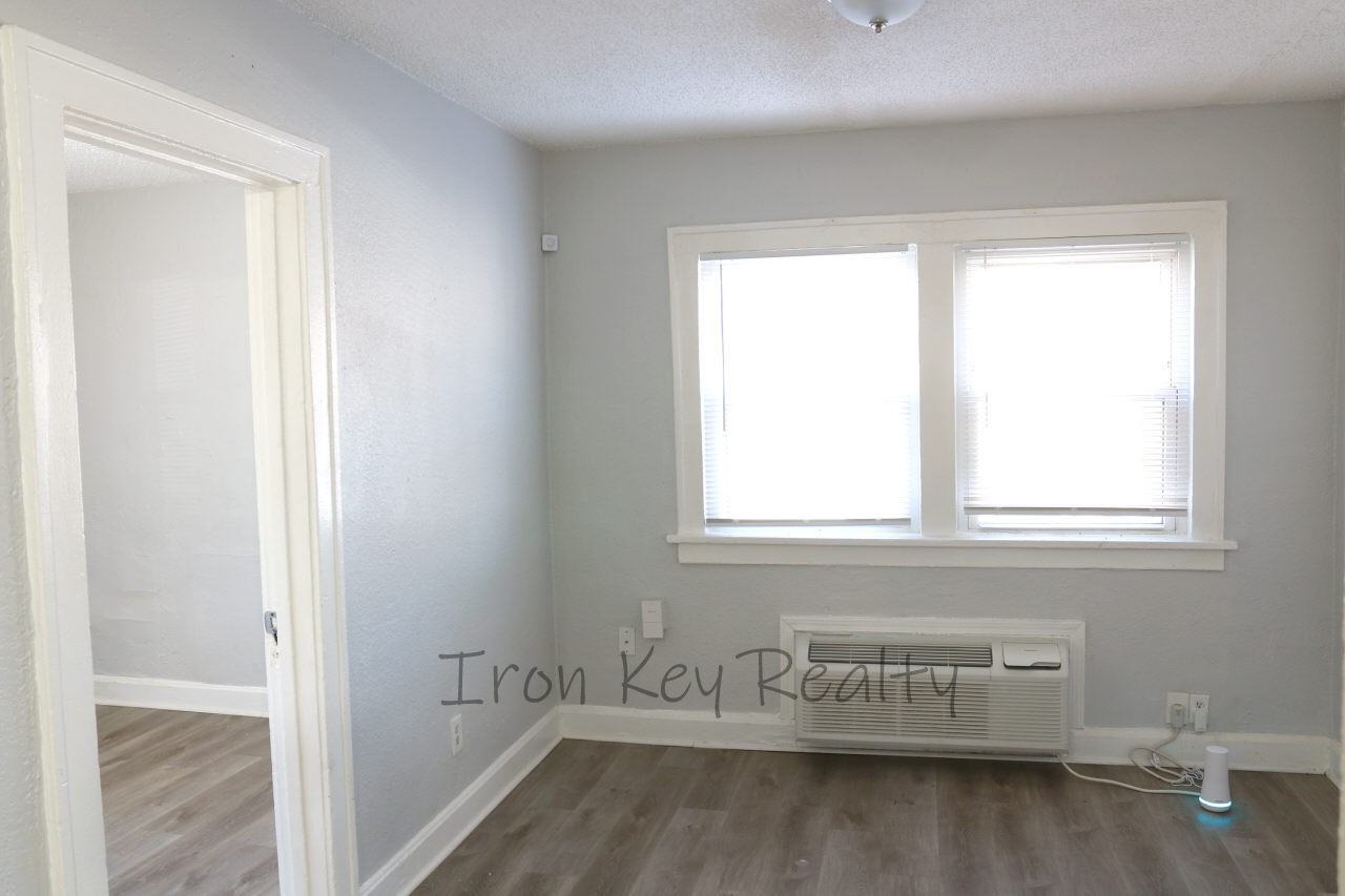 5121 Thompson Avenue - Photo 4 of 8