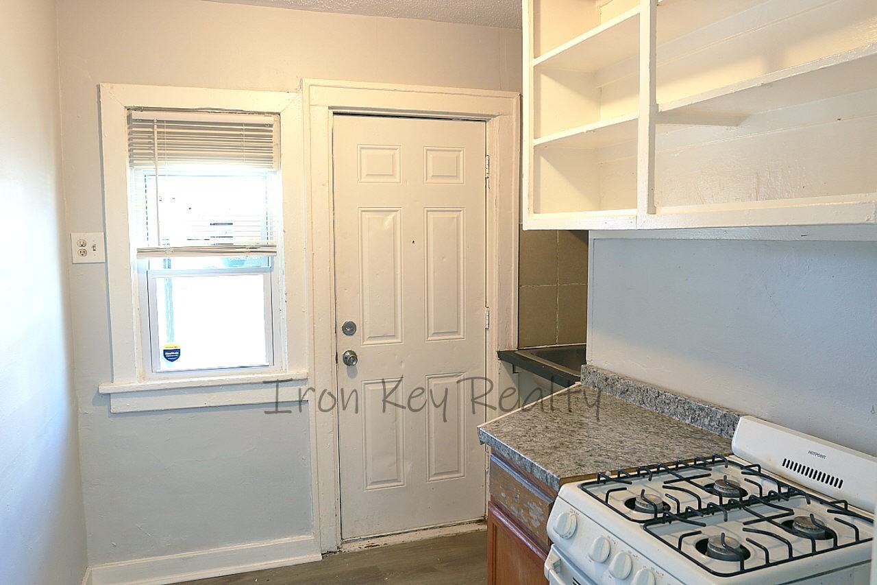 5121 Thompson Avenue - Photo 5 of 8