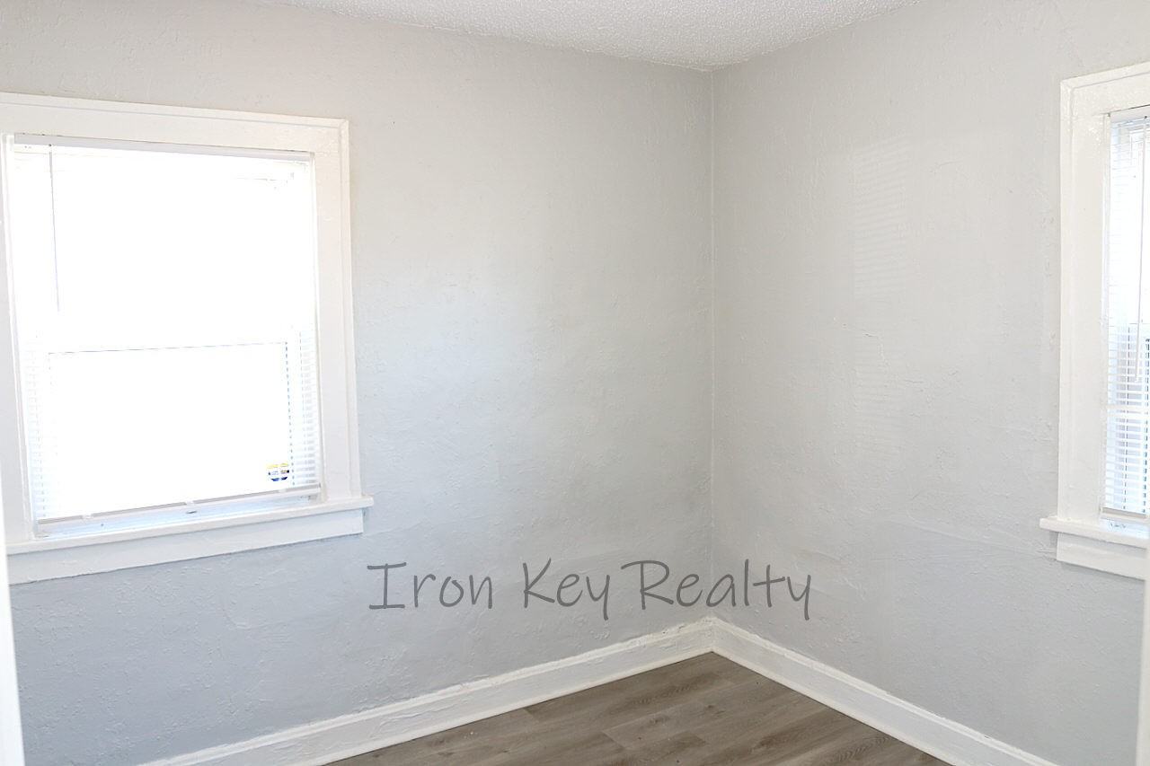 5121 Thompson Avenue - Photo 7 of 8