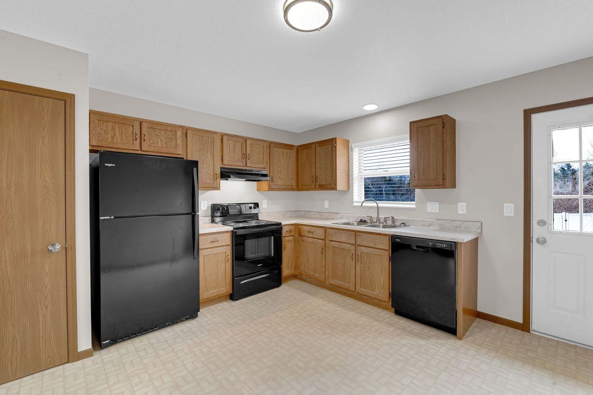 1152 Columbus Cir - Photo 2 of 26