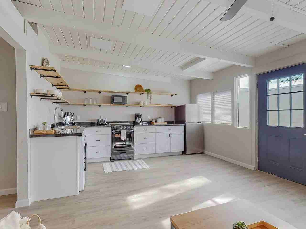 720 Truman St Ne #1 - Photo 3 of 15