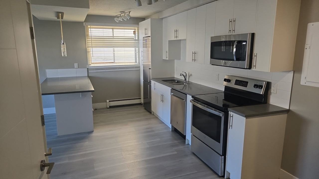 Fairfield Manor - Photo 2 of 6