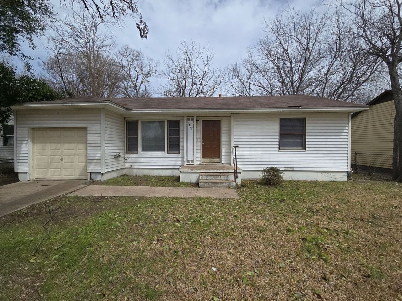 1307 E Avenue H - Photo 2 of 19