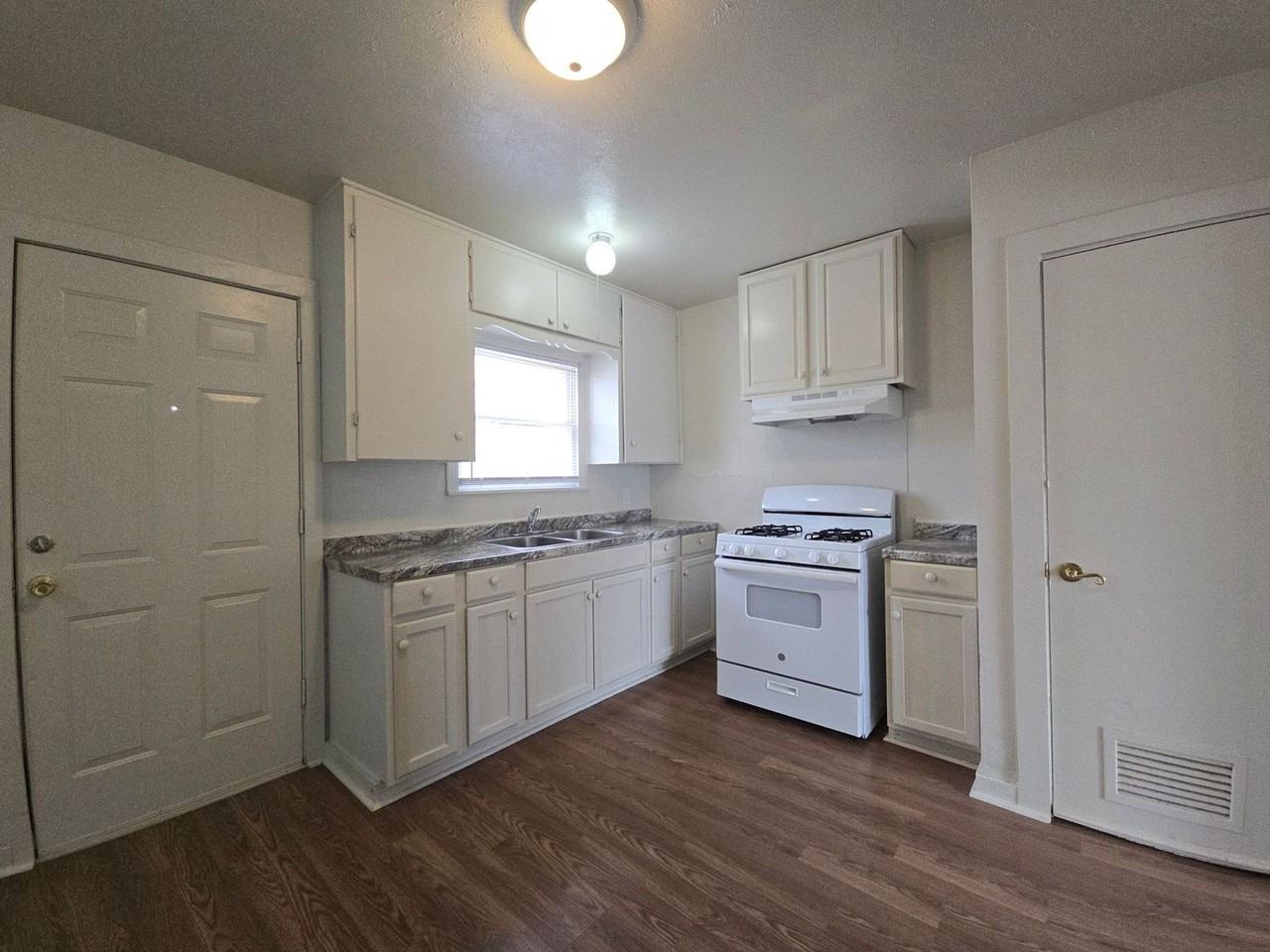 1307 E Avenue H - Photo 4 of 19