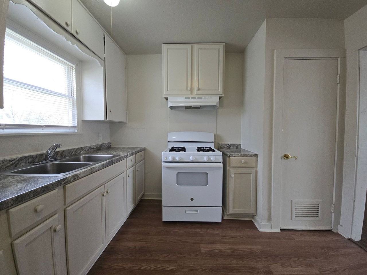 1307 E Avenue H - Photo 6 of 19