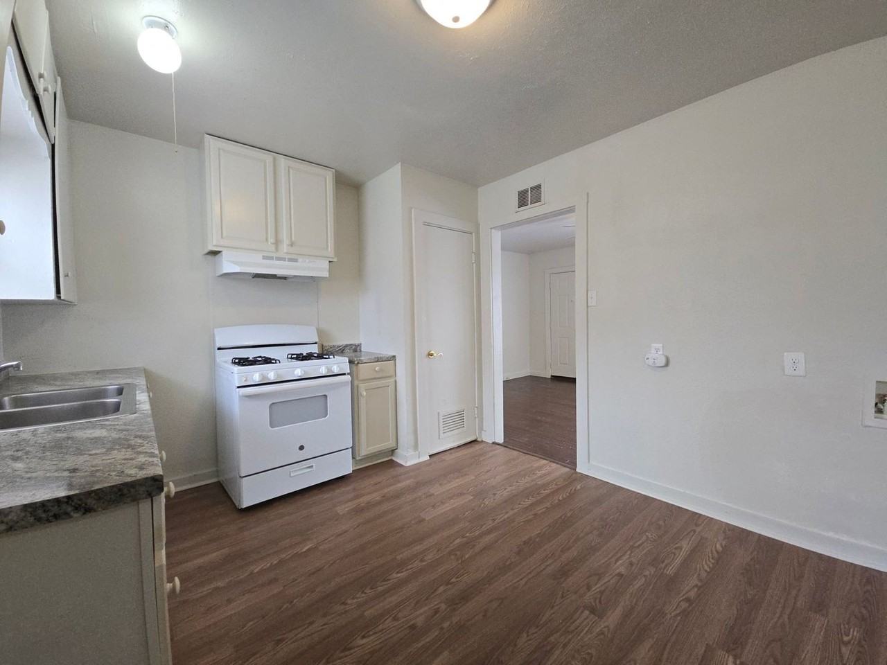 1307 E Avenue H - Photo 7 of 19