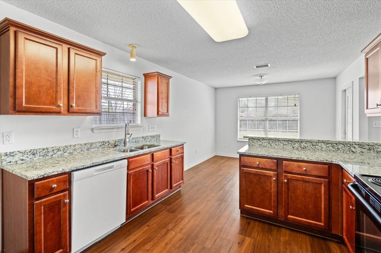 9704 Chariot Ave - Photo 5 of 20