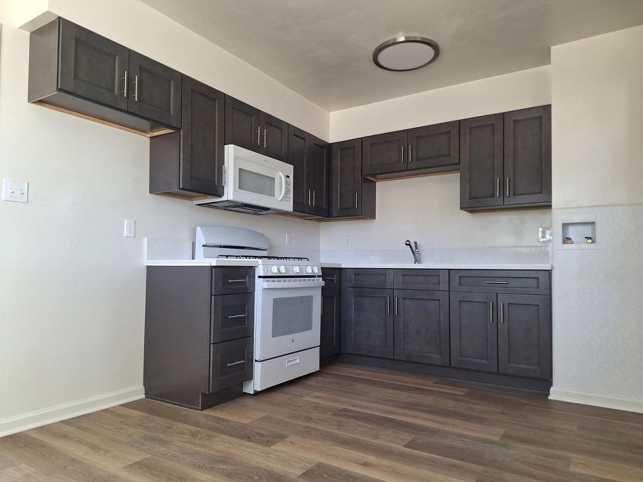 4866 Clairemont Dr - Photo 3 of 8