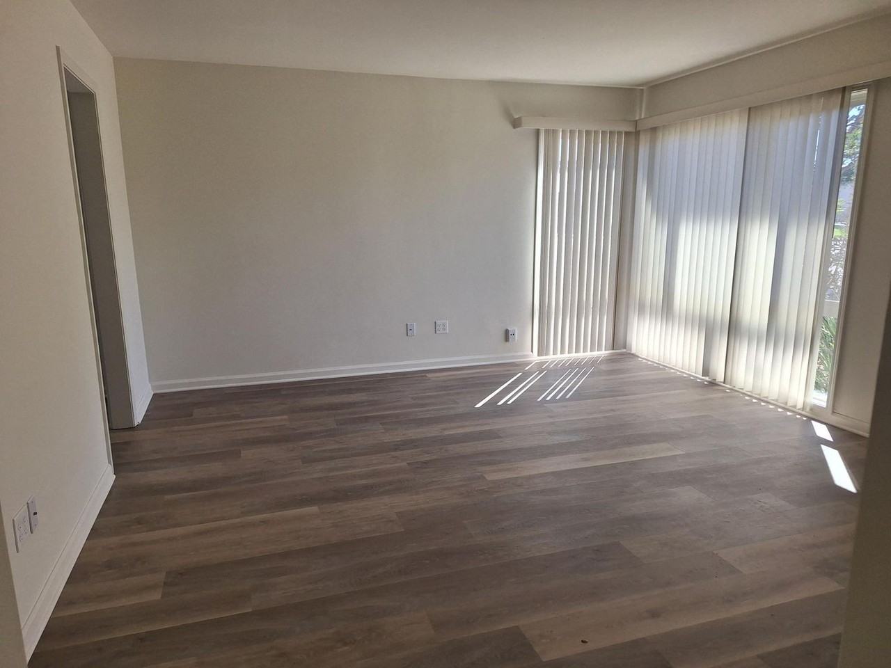 4866 Clairemont Dr - Photo 4 of 8