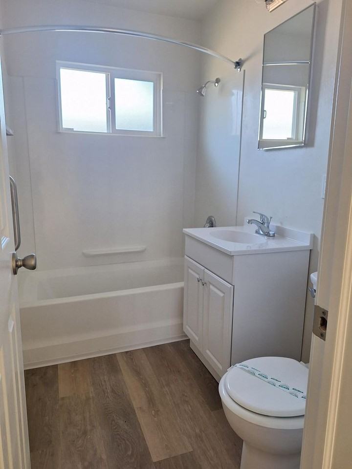 4866 Clairemont Dr - Photo 5 of 8